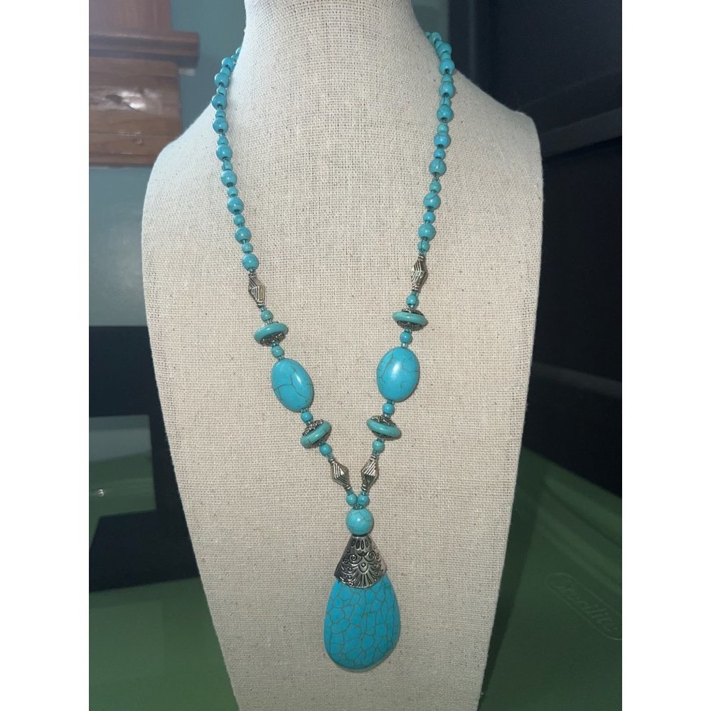 Dyed Howlite And Textured Silver Pendant Necklace -- 20 66$
